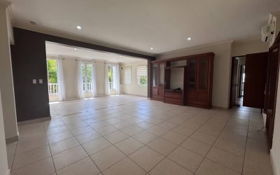 Apartamento con línea blanca ubicado en Condominio Las Nubes. Colonia Escalón